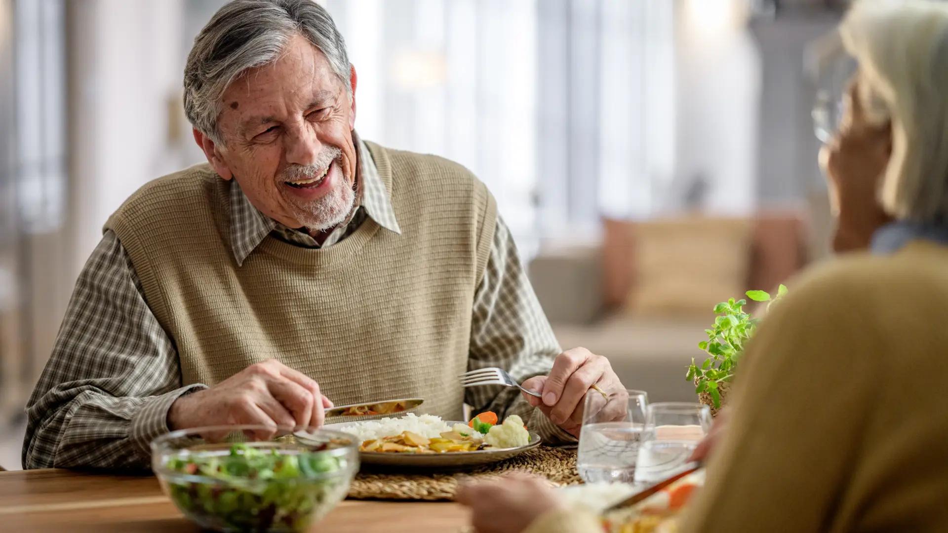 Síntomas entre alimentos o cena que pueden ser el signo inicial de la locura