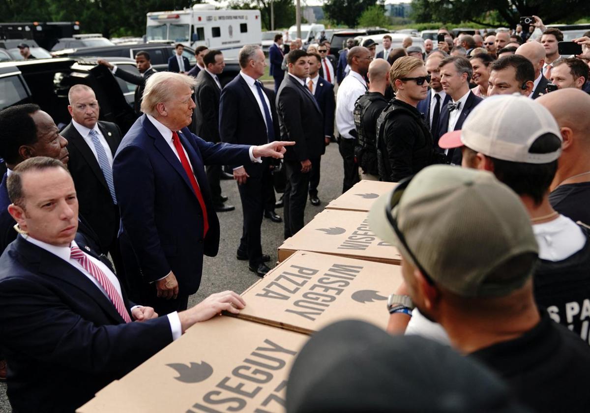 Trump Aranga entre pizzas y hamburguesas para soldados que se destacaron en uno de los vecindarios m...