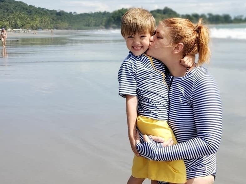 11 buenas noticias: bromas diarias; Perezoso buscando café; Niños limpios